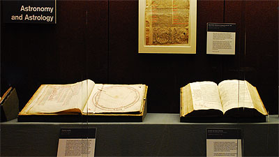 Wandvitrine mit Handschriften und Drucken des 15. Jahrhundert